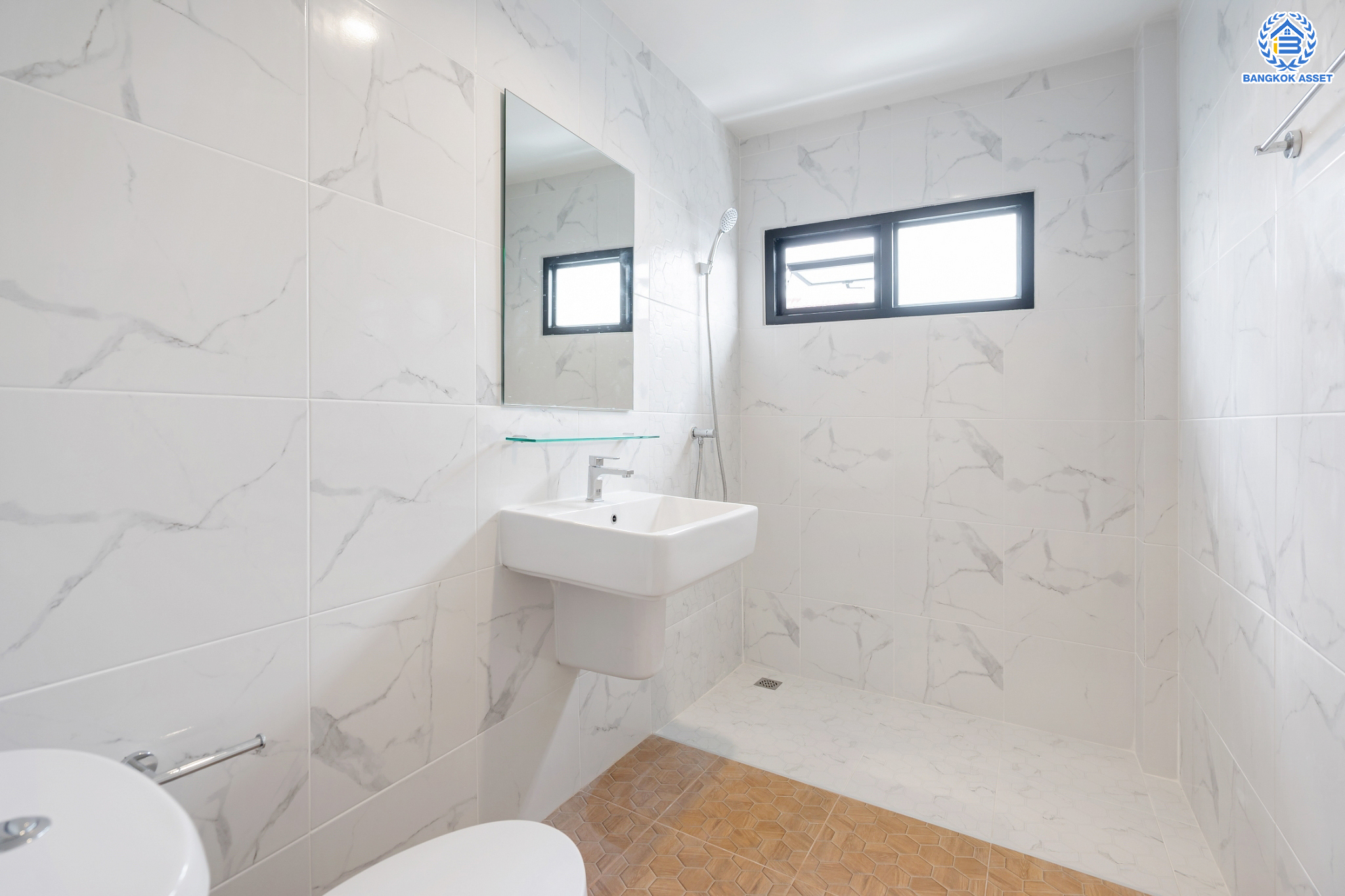 บ้านมือสองตกแต่งใหม่ ม.บ้านสวน5 กลางเมือง พิบูลย์สงคราม บ้านแฝด 3 ชั้น หลังมุม เนื้อที่ 39.4 ตร.ว. ฟังก์ชัน 4 ห้องนอน 3 ห้องน้ำ จอดรถได้ 2 คัน ราคาคุ้มสุดในย่านนี้! บนสุดยอดทำเล! เชื่อมถนนพิบูลย์สงคราม, วงศ์สว่าง, นครอินทร์ และติวานนท์ ใกล้จุดขึ้นทางด่วนศรีรัช-วงแหวนรอบนอก และรถไฟฟ้า "สถานีแยกติวานนท์"